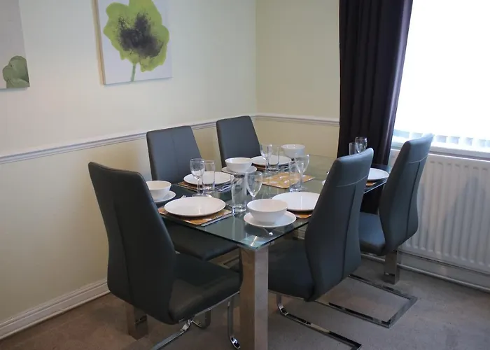 דירה Carvetii - Uriah House - 4-bedroom House Sleeps Up To 10 People *