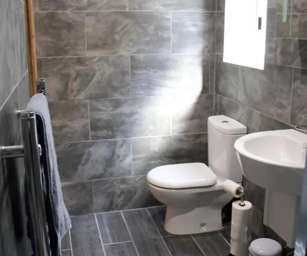 דירה Carvetii - Uriah House - 4-bedroom House Sleeps Up To 10 People