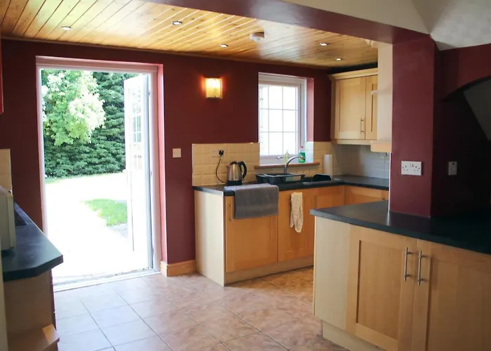 דירה Carvetii - Uriah House - 4-bedroom House Sleeps Up To 10 People