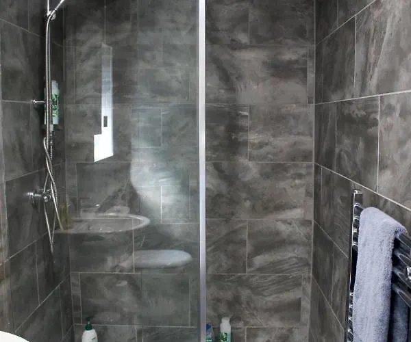 Apartment Carvetii - Uriah House - 4-bedroom House Sleeps Up To 10 People