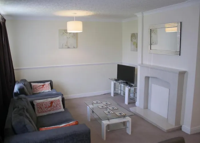 Apartment Carvetii - Uriah House - 4-bedroom House Sleeps Up To 10 People *